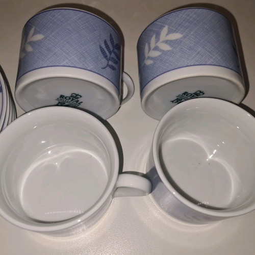 Tea set 4 pcs like new with cups and saucers