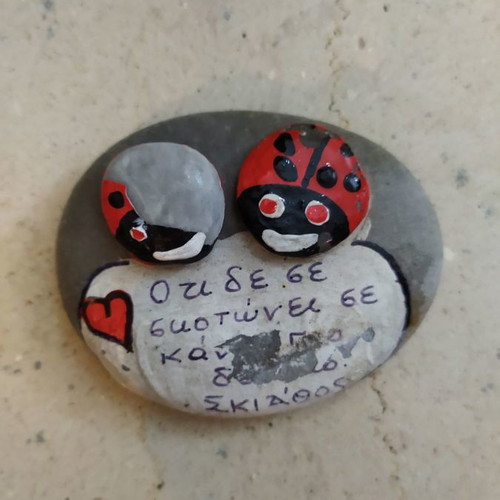 Decorative stone used, size 5 centimeters