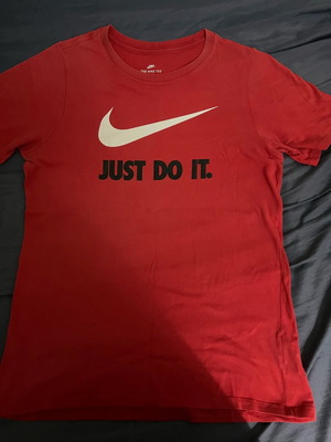 Nike tee new, red size M