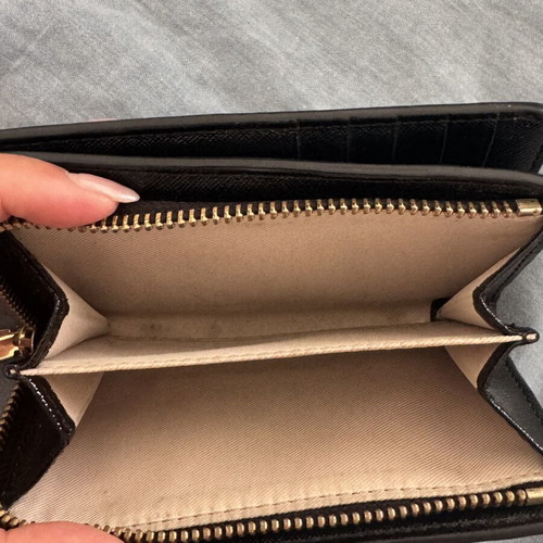 Marc Jacobs Snapshot wallet used, shiny saffiano leather, black and beige