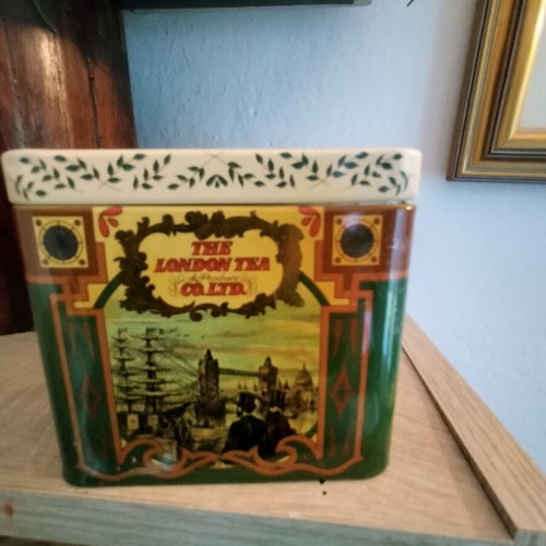 Vintage metal tea tin Royal Victorian Blend Tea, like new