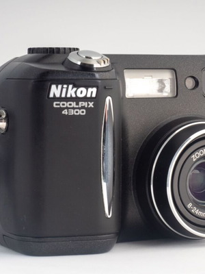 Nikon Coolpix 4300 4.0MP Vintage Digital Camera Bundle used, tested