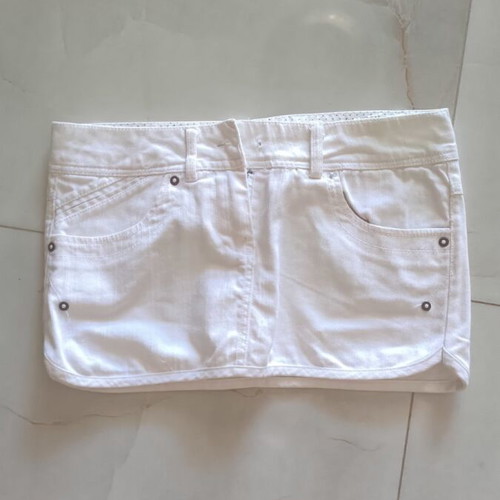 White denim skirt small size like new, missing front button