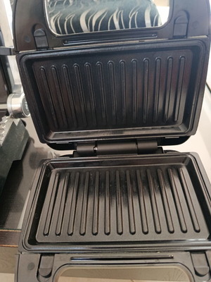 Silver Crest sandwich maker and waffle iron new with removable plates