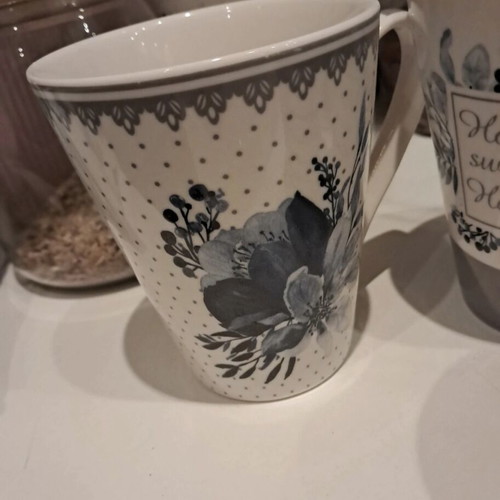 Set of 4 mugs with vintage design like new