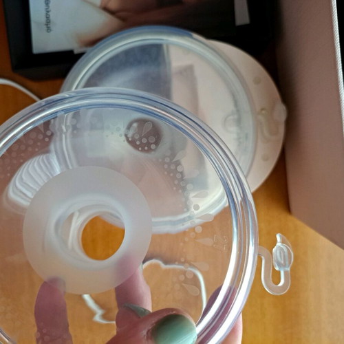 Adlo portable breast pump like new with 2 flanges and unused spare part