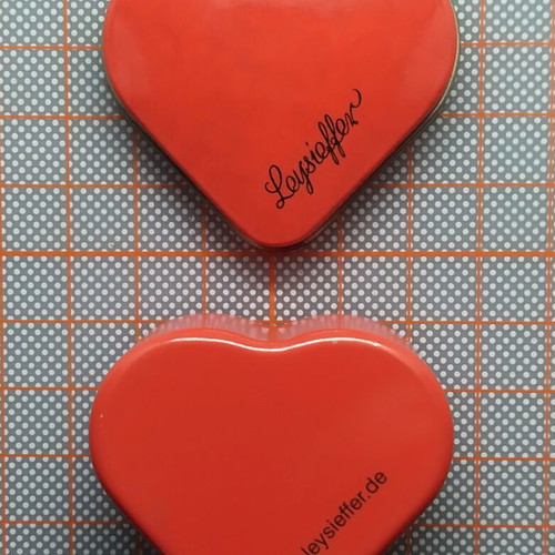 Metal red small heart-shaped box like new