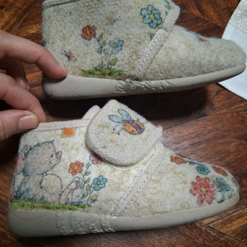 Children's winter house slippers size 26 like new, beige multicolor