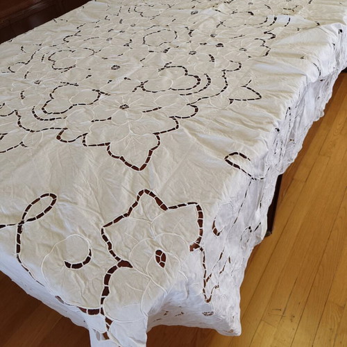 Cutwork tablecloth 160x240 like new
