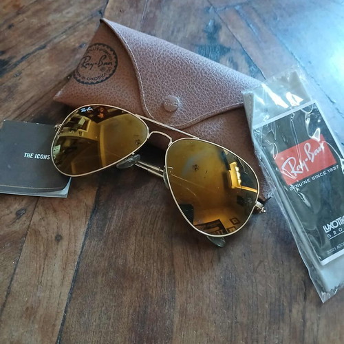 Ray Ban Aviator sunglasses like new, gold, mirror lens, size Large