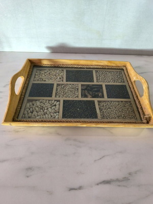 Дървен поднос за сервиране употребяван с бобови и стъклен капак