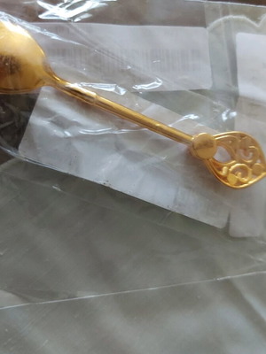 Μικρό συλλεκτικό κουταλάκι καινούργιο, χρυσαφί με σχέδια