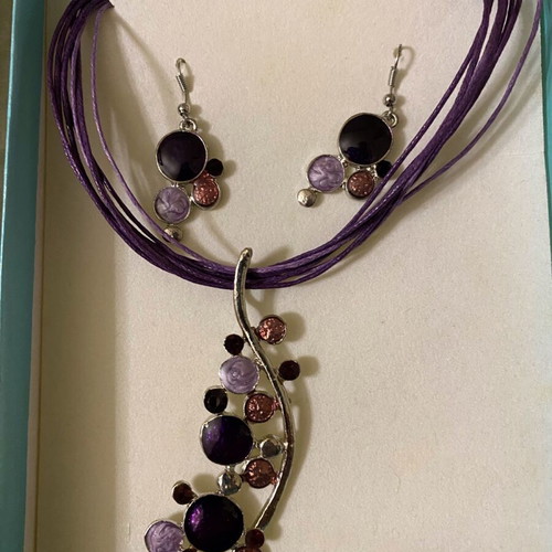 Set necklace and earrings like new, purple and silver