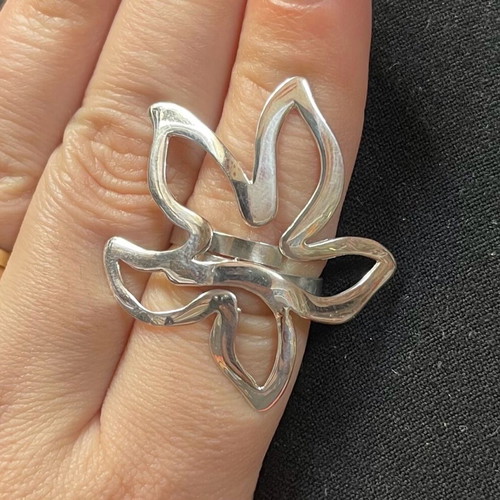 Silver flower ring like new
