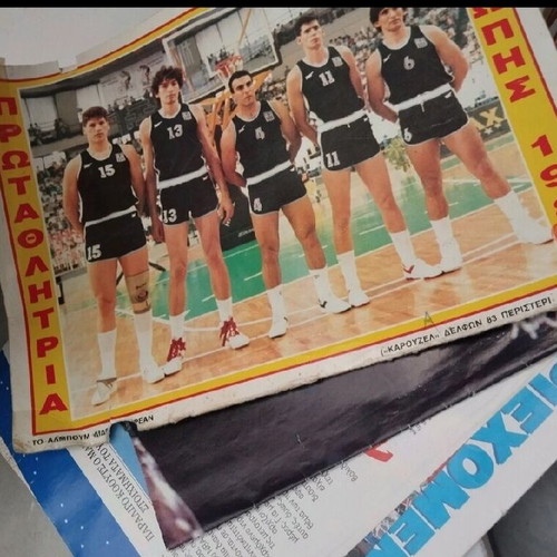 NBA cards 90s like new, pack of 220 with basketball magazines