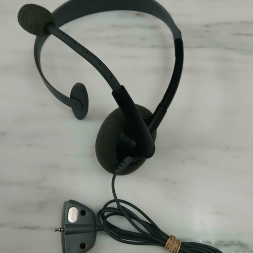 Microsoft Xbox 360 wired headset with boom mic and inline controls