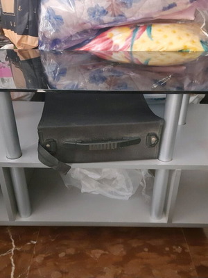 Τραπεζάκι τηλεόρασης με τζάμι και πολλές θέσεις, σαν καινούργιο