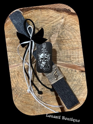 Handmade aromatic flat candle 29 x 3.5cm with wooden skull keychain