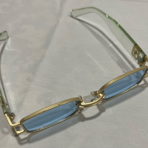 Men's sunglasses used with gold rectangular frame and blue lens