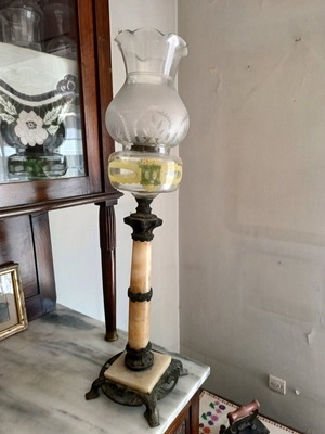 Lamp used in excellent condition without cracks or breaks