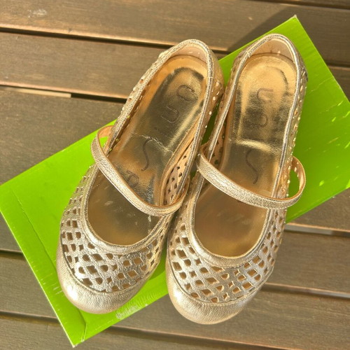 Unisa gold leather girls' shoes size 29 new with strap