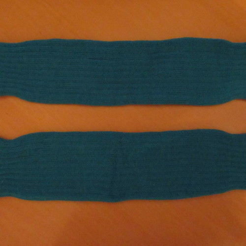 Blue gloves, ski hat and gaiters like new