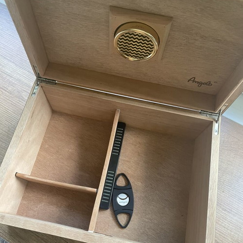 Angelo cigar humidor like new with hygrometer and cedar interior