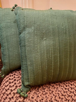 Vivaraise pillows in green and beige like new, set of two pillowcases and two pillows