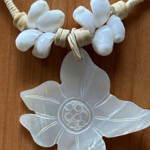 Set of 2 necklaces used, white shade with shells and synthetic pieces