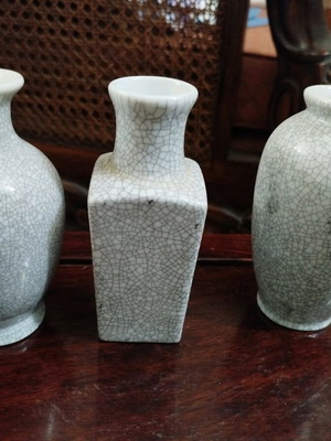 Porcelain vases used, set of three, height 12cm