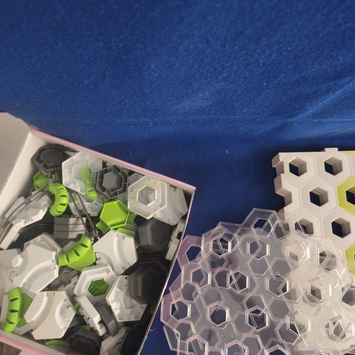 Gravitrax game with tracks