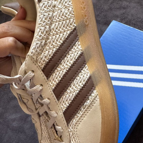 Adidas Gazelle sneakers like new with straw effect and brown stripes