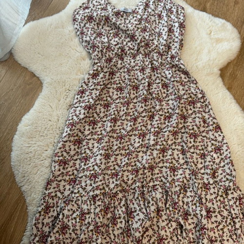 Floral dress used with V-neck and elastic waist, one size
