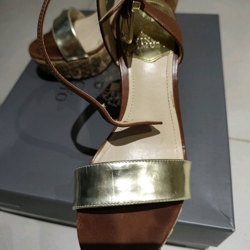Vince Camuto platform sandals like new, leather straps, size 37, gold