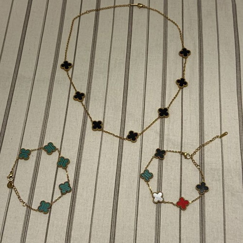 Jewelry set like new, 1 necklace and 2 bracelets with Palestine colors