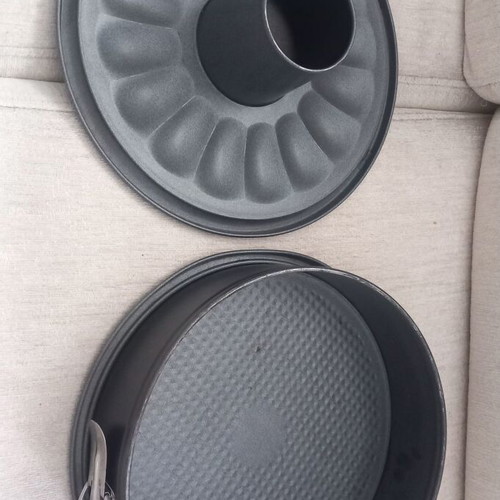 Kitchenware set used, 7 pieces including pots and baking molds