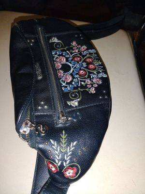 Desigual τσαντάκι μέσης με κέντημα polyester σε άριστη κατάσταση