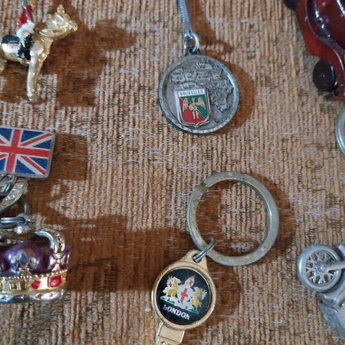 Keychains used, pack of 6, English and wooden