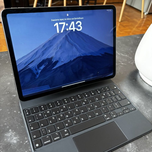 Apple iPad Pro 11” (2018) 64GB Wi-Fi with Magic Keyboard like new