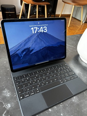 Apple iPad Pro 11” (2018) 64GB Wi-Fi with Magic Keyboard like new