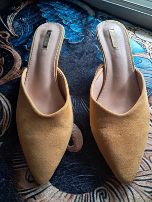 Bellucci yellow suede mules like new, size 40