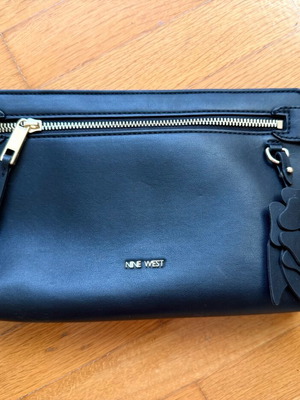 Nine West black clutch bag like new with pouch