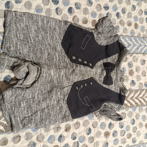 Baby clothing set like new with gifts for 1-month-old