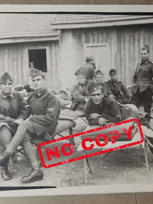 Vintage ασπρόμαυρη φωτογραφία Ελλήνων στρατιωτών έξω από θάλαμο βαθμοφόρων