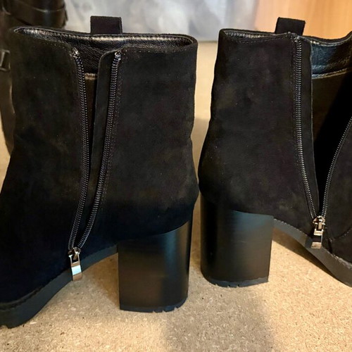 Suede boots size 38 new, very comfy, black
