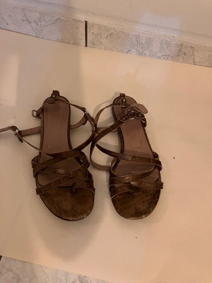 Guess flat leather sandals size 37, brown