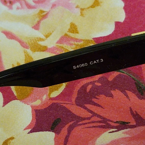 Sunglasses with mirrored lenses