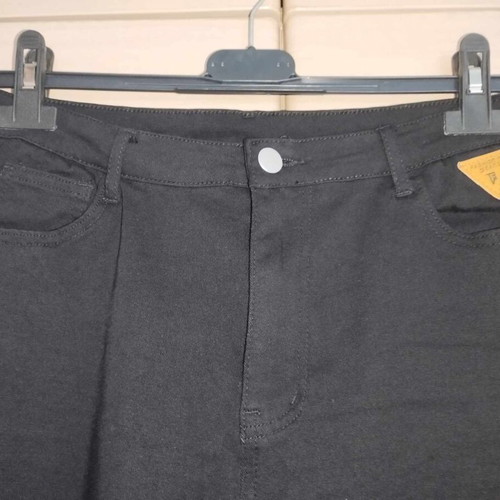 Shein black stretch jeans L like new with 5 pockets and leather detail