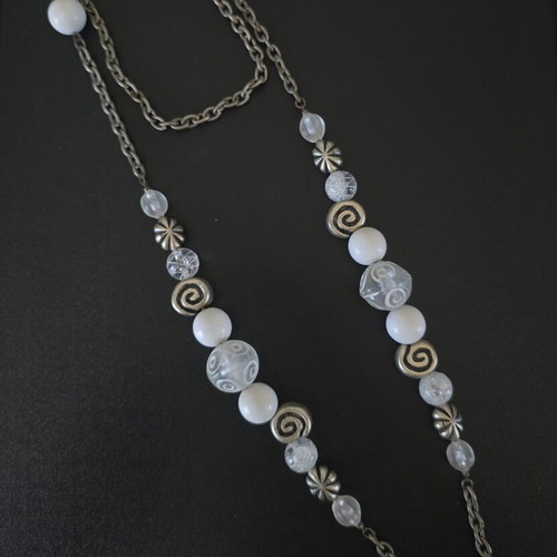 Women's necklace with silver chain and beads