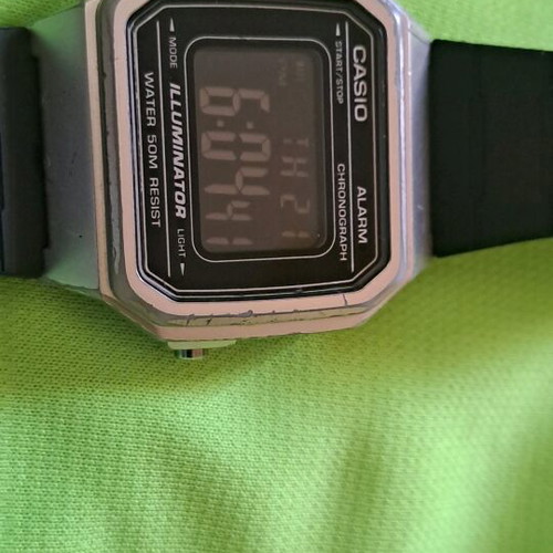 Casio ρολόι μεταχειρισμένο, μαύρο και γκρι, με φθορά στην οθόνη